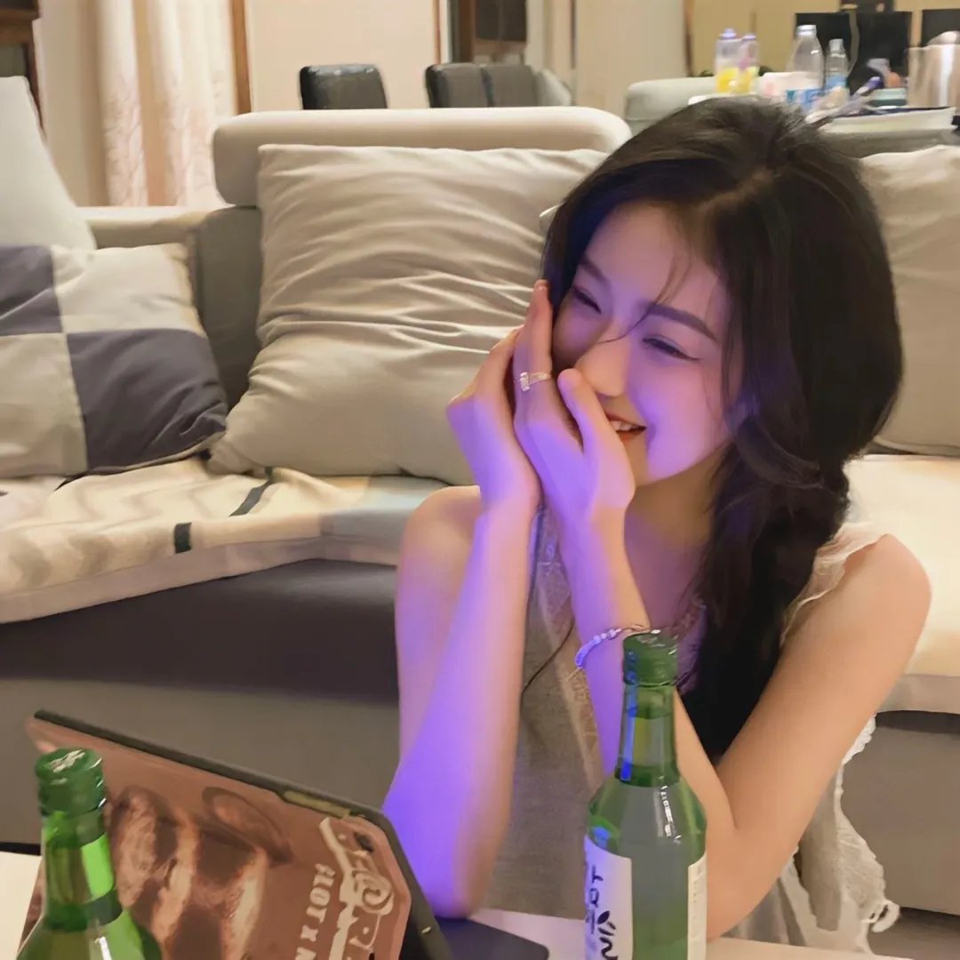 港台老牌艺人机场牵手女助理，短时间内内幕曝光，经纪人连夜公关